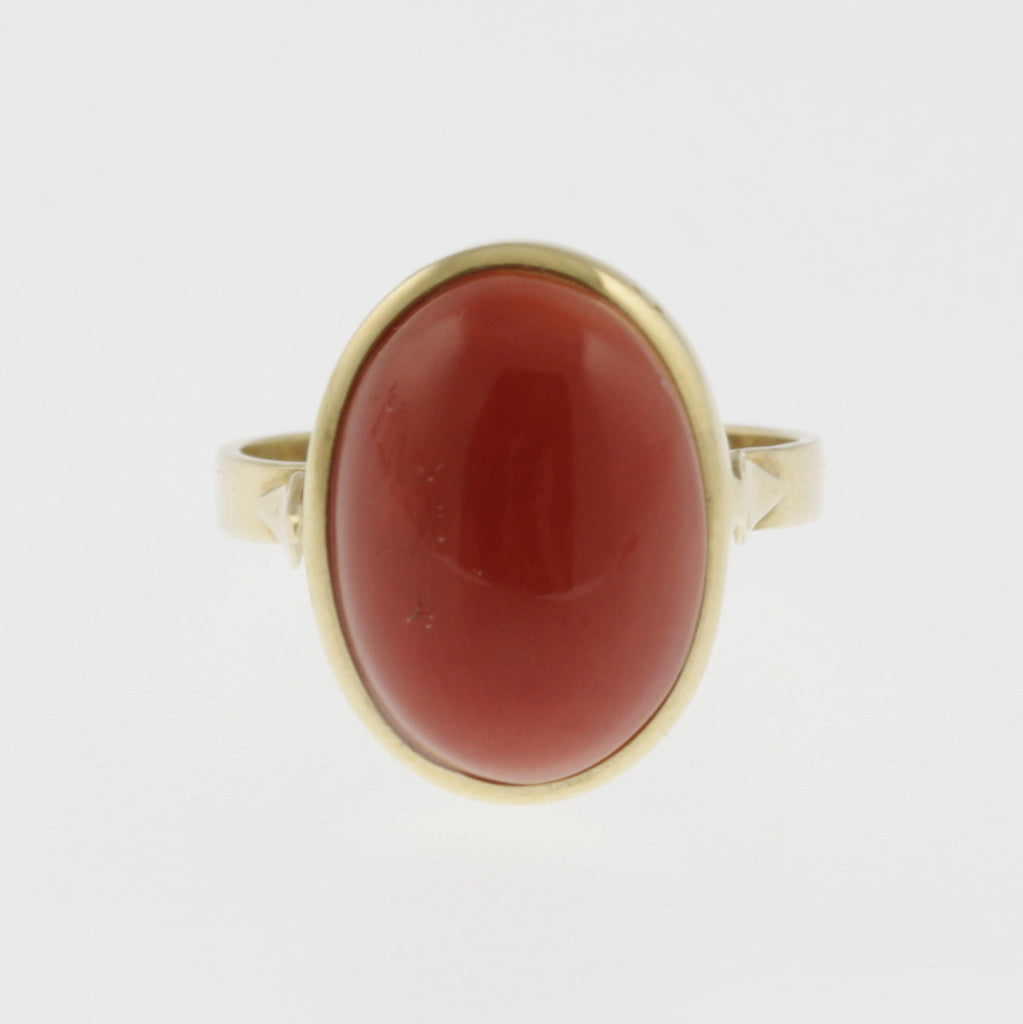Meditteranean coral cabachon ring in yellow gold