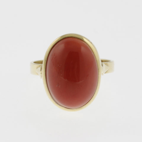 Meditteranean coral cabachon ring in yellow gold